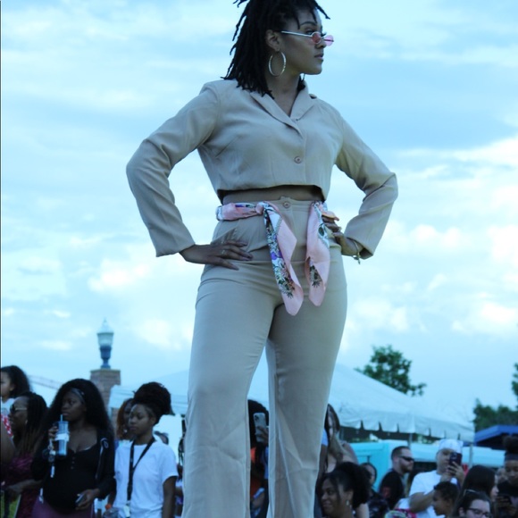 2 Piece Cropped Blazer and Pants Set!!!!🥰 - Picture 6 of 7